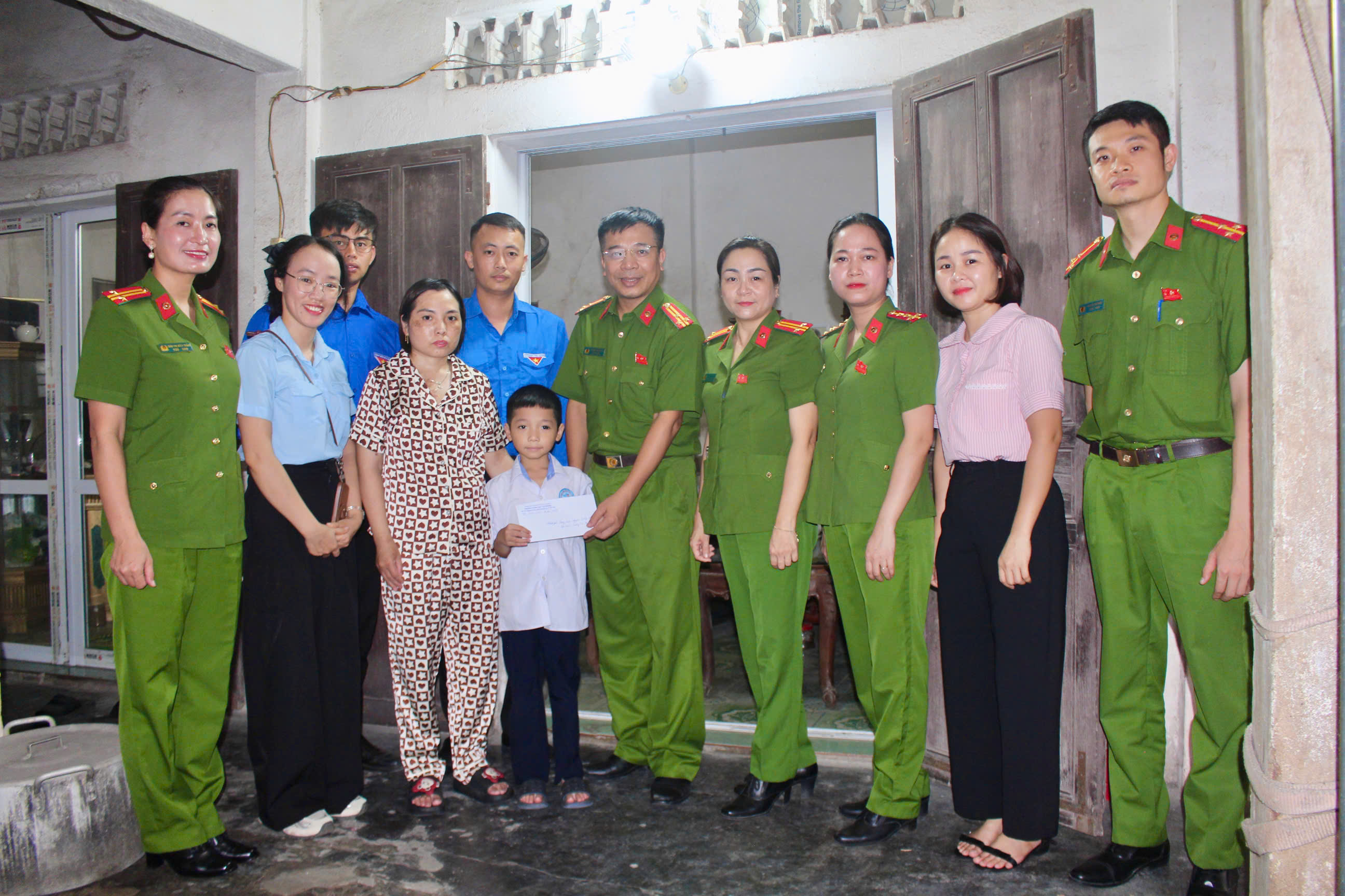Đội Tham mưu - Huấn luyện, Phòng Cảnh sát cơ động CATP tặng quà trẻ em, học sinh có hoàn cảnh khó khăn